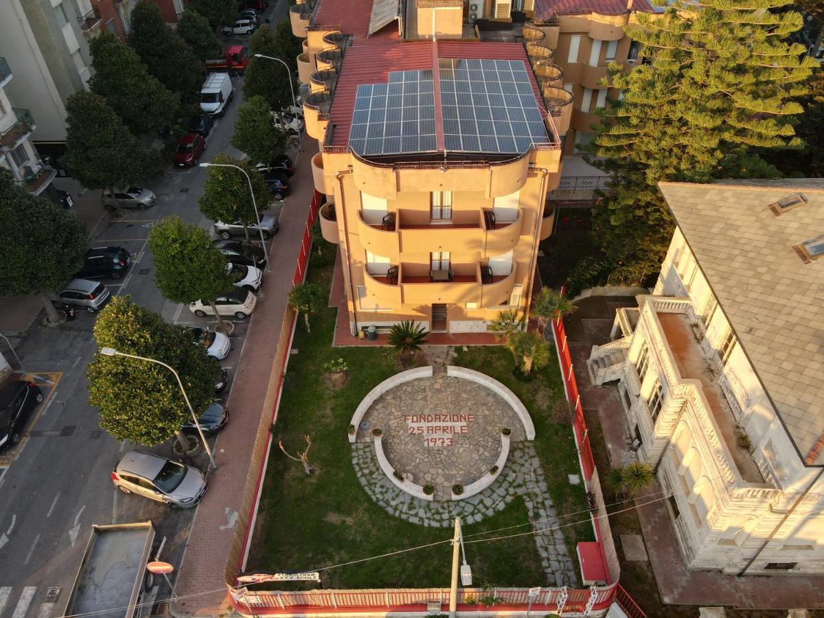 Xxv Aprile Casa Per Ferie 호텔 알벤가 외부 사진
