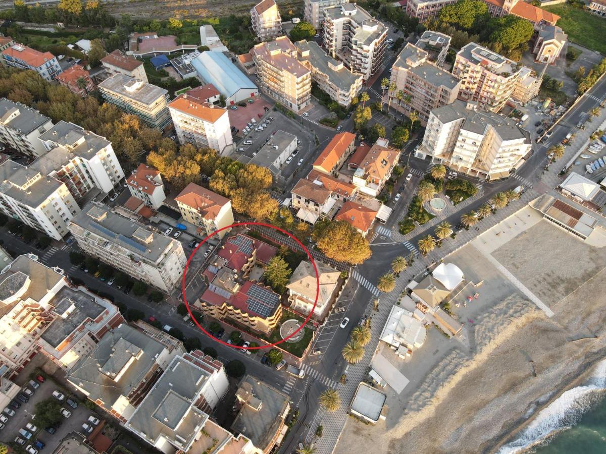 Xxv Aprile Casa Per Ferie 호텔 알벤가 외부 사진